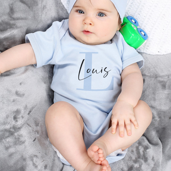 Hellblauer Babybody mit Name und Initiale